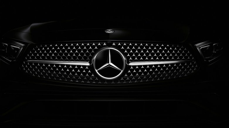 <p>“Best Global Brands 2021”, otra vez Mercedes-Benz la marca más valiosa de automóviles de lujo</p>
<p> </p>
<p> </p>
<p>Stuttgart</p>
<p> </p>
<p> </p>
<p>Mercedes-Benz ha consolidado su liderazgo como la única marca europea presente en el top-10 de “Best Global Brands 2021”.  La marca con la estrella de tres puntas se ubica en el octavo puesto del ranking de la renombrada empresa consultora Interbrand, posición que mantiene desde 2018. El valor de la marca ha aumentado 3% desde 2020 llegando hasta 50.866 mil millones de dólares, lo que significa que Mercedes-Benz mantiene su posición como la marca de automóviles de lujo más valiosa por sexto año consecutivo, y la única en el top 10 de marcas en general.</p>
<p> </p>
<p>“Nuestra continua permanencia en el top 10 y el creciente valor de la marca son un éxito del cual nosotros como equipo Mercedes-Benz estamos muy orgullosos.  Este resultado valida nuestra dirección estratégica como empresa y como posicionamiento de marca.  En todas nuestras marcas, estamos migrando paulatinamente del concepto tradicional de lujo a una interpretación más moderna que pone mayor importancia en temas como accesibilidad, innovación e individualidad, esto con el fin de aportar a una idea de un mundo con nuevas posibilidades, que inspire entusiasmo por una movilidad sustentable”.  Dijo Bettina Fetzer, vicepresidente de comunicaciones y marketing de Mercedes AG.</p>
<p>Actualmente Mercedes-Benz se prepara para convertirse en una compañía 100% eléctrica antes del final de la década y enfocarse en liderar la electrificación y la generación de software automotriz.</p>
<p> </p>
<p>www.bestglobalbrands.com</p>