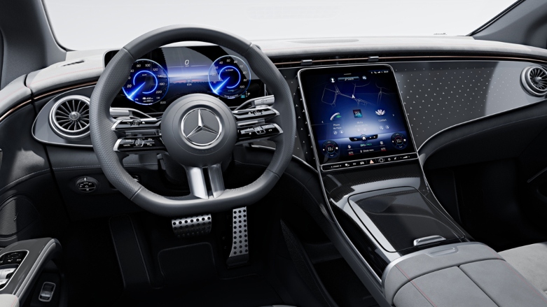 Vista interior de auto eléctrico de lujo Mercedes-Benz EQS mostrando tablero principal con timón.