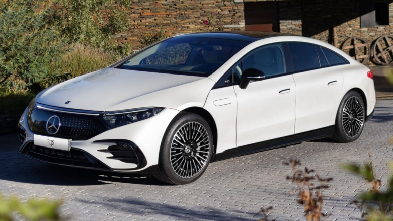 <p>Vista frontal y lateral de auto eléctrico de lujo Mercedes-Benz EQS blanco</p>
