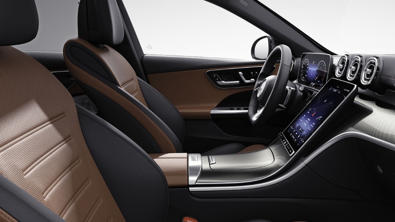 Vista interior de auto de lujo Mercedes-Benz Clase C con muestra al tablero del conductor y sillas de cuero.