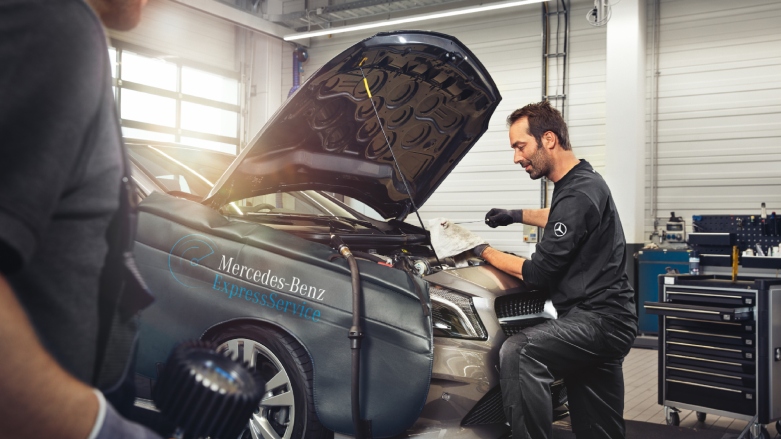 <p>Técnico especialista de taller Mercedes-Benz realizando mantenimiento a vehículo de lujo.</p>