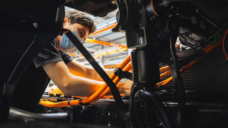 Técnico de taller Mercedes-Benz realizando servicio técnico a vehículo de lujo.