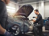 <p>Técnico especialista de taller Mercedes-Benz realizando mantenimiento a vehículo de lujo.</p>