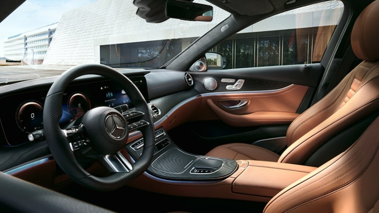 Interior de Mercedes-Benz Clase E con vistas al tablero de conducción