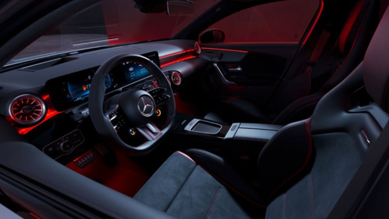 Vista de asiento de conductor con volante inteligente e interior de lujo de Mercedes-AMG Clase A
