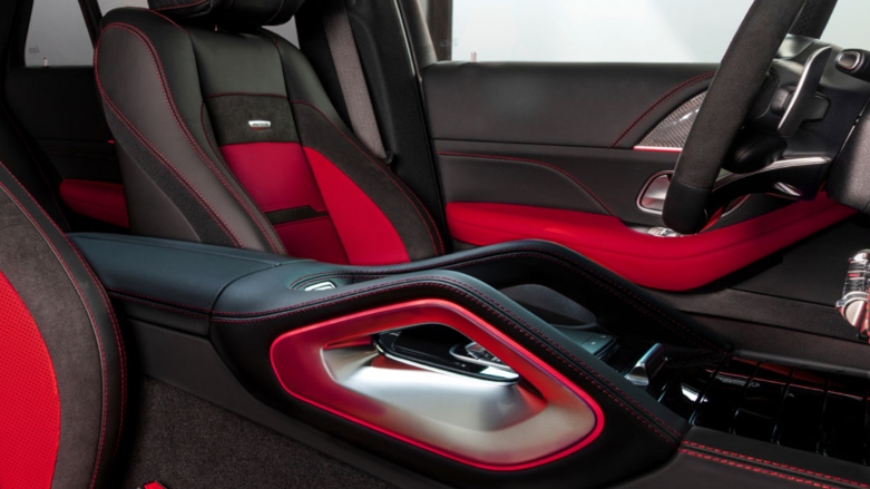 Vista interior de asientos delanteros de Mercedes-Benz GLE Coupé con asientos de lujo y transmisión automatica.