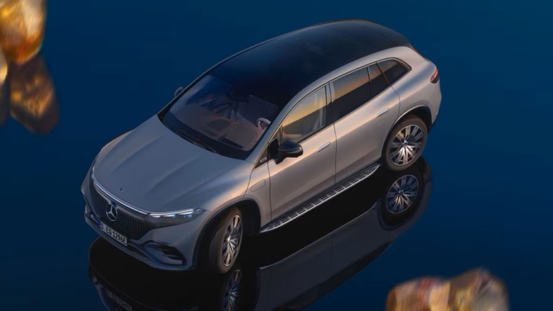 Vista superior de SUV eléctrica EQS color gris con sunroof.