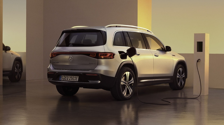 Mercedes-Benz SUV EQB eléctrica siendo cargada en estación de carga.