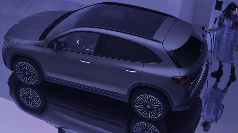 Vista superior de SUV eléctrica EQA a punto de cargar por una persona.