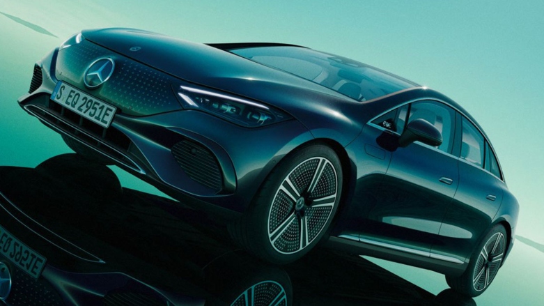 Vista frontal de la parrilla de carro eléctrico Mercedes-Benz EQE Sedán.