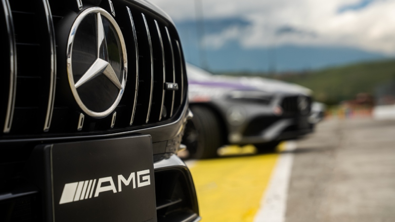 Parrilla frontal de auto deportivo Mercedes-Benz AMG