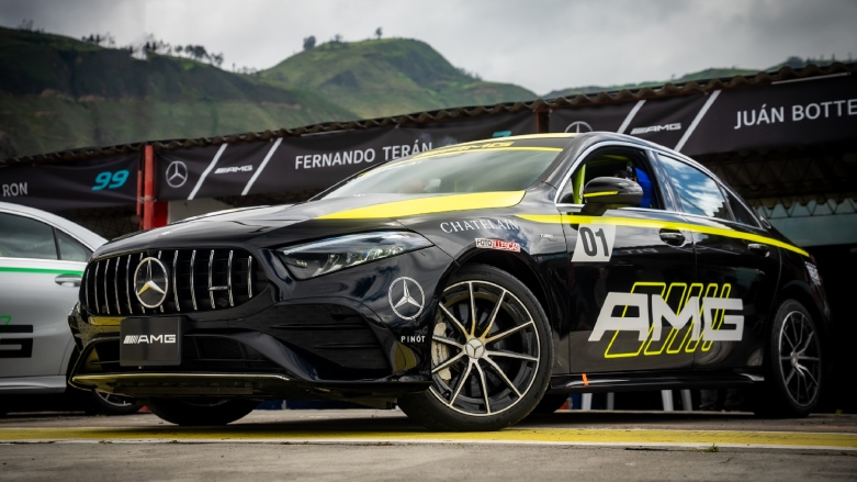 Auto deportivo Mercedes-Benz AMG de competencia color negro