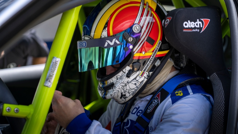Piloto de carreras en auto deportivo Mercedes-Benz AMG de competencia